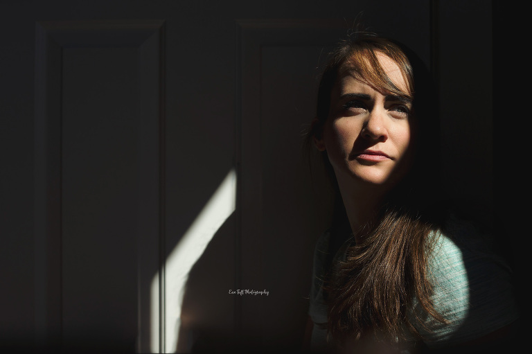 Close up shot of a woman looking towards the light | Midland Photographer