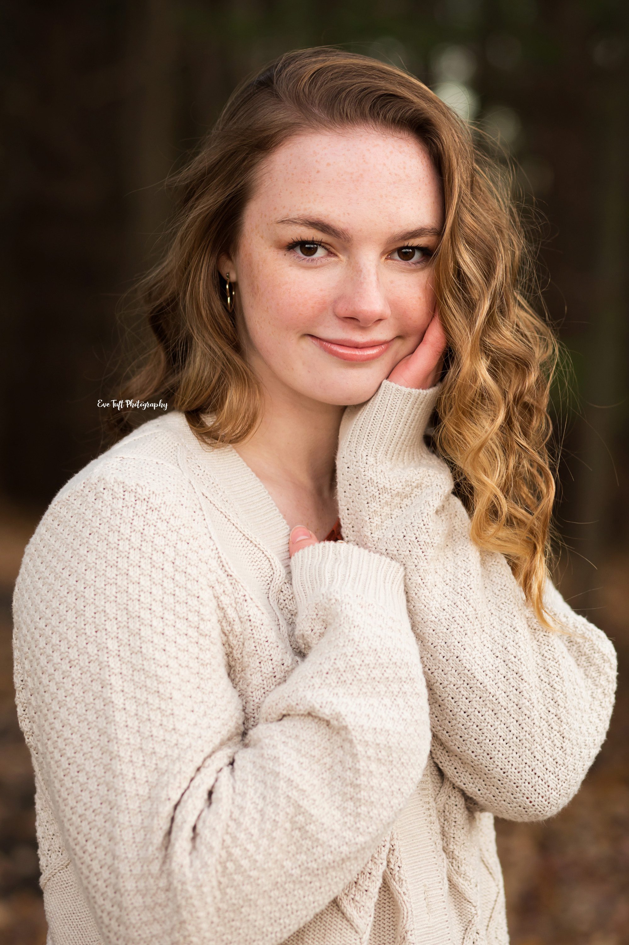 Teen girl holding her face in her hands | Bay City Senior Portrait Photographer
