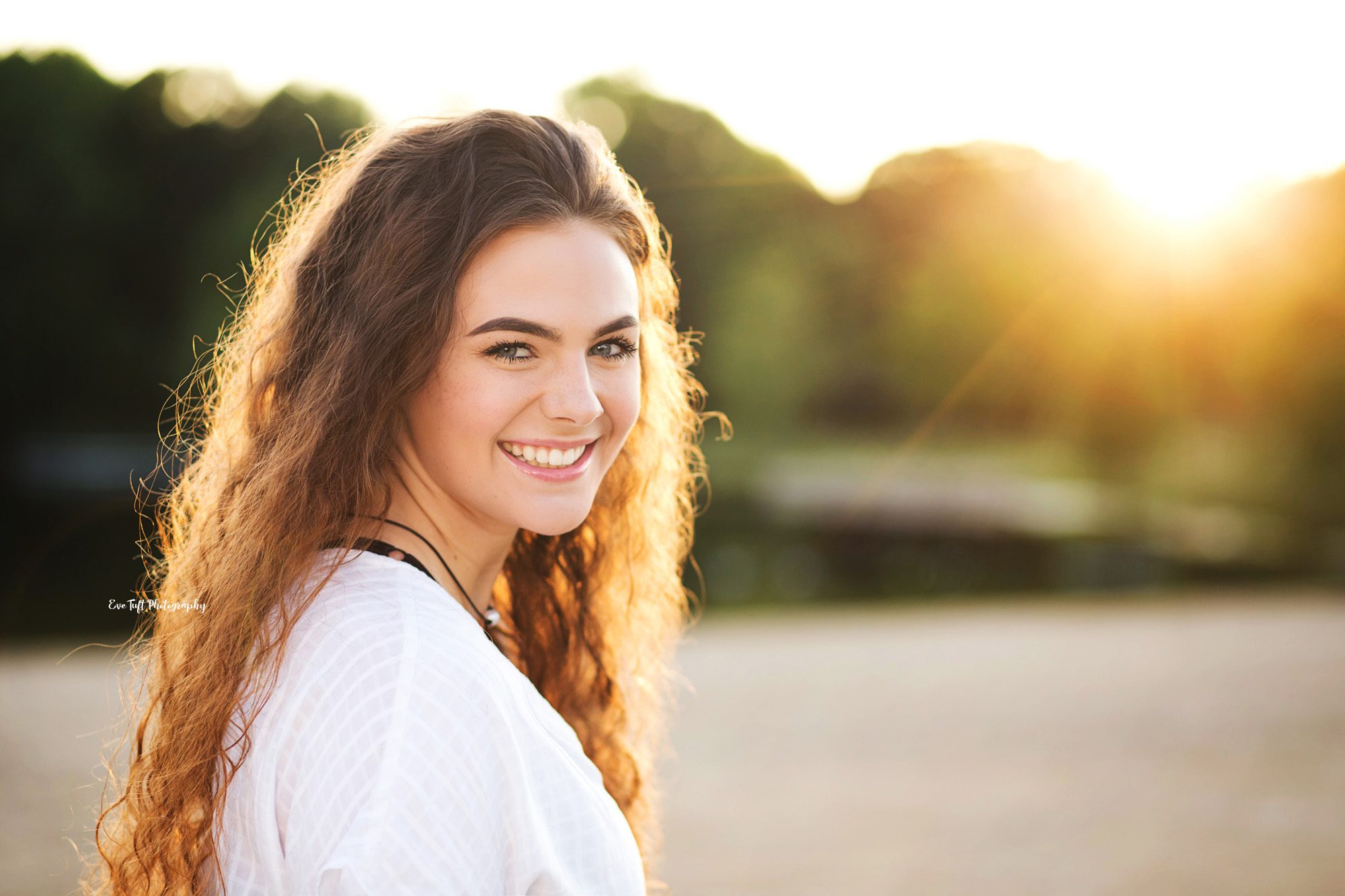 Senior girl looking over her shoulder for her session with Eve Tuft Photography | Photographer in Tri-Cities area